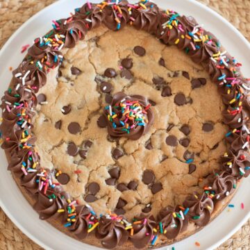 chocolate chip cookie cake