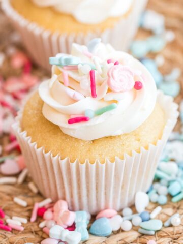 gender reveal cupcakes with blue and pink sprinkles.